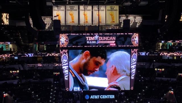 斗地主-名人堂球衣揭幕仪式 忘掉比赛今夜只有邓肯是主角